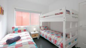 una camera con due letti e un letto a castello di Avalon 3 a Yamba