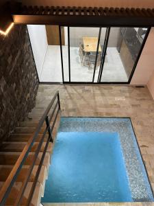 Bazén v ubytování Elegant loft with private pool nebo v jeho okolí