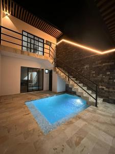 Bazén v ubytování Elegant loft with private pool nebo v jeho okolí