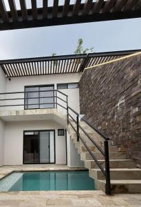 Bazén v ubytování Elegant loft with private pool nebo v jeho okolí