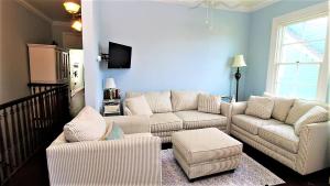 sala de estar con sofá y 2 sofás en 817 Stockton Avenue, Apt 3, en Cape May