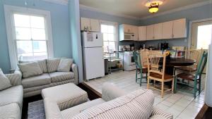 Η κουζίνα ή μικρή κουζίνα στο 817 Stockton - Whole House