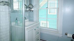 Un baño blanco con lavabo y espejo. en 817 Stockton Avenue, Apt 3, en Cape May 22 fotos más