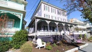 una silla blanca sentada frente a una casa en 817 Stockton Avenue, Apt 2, en Cape May