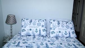 Una cama con almohadas azules y blancas y una lámpara. en 817 Stockton Avenue, Apt 3, en Cape May