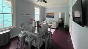 Una cocina con una mesa y taburetes en una habitación. en 817 Stockton Avenue, Apt 2, en Cape May