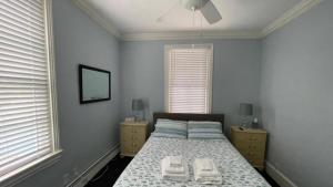 Un dormitorio con una cama con dos toallas encima. en 817 Stockton Avenue, Apt 2, en Cape May
