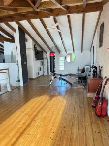 a room with a gym with wooden floors at Villa du FORT in Goyave