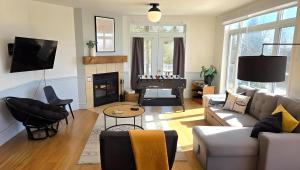 プティット・リヴィエール・サン・フランソワにあるBleuzen appartement du bas vue sur fleuve , Spa, WOWのリビングルーム(ソファ、ピアノ付)