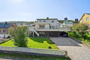 特罗姆瑟Large apartment for max 13pax Tromsø的从空中俯瞰一栋带院子的房子。