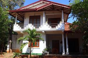 una casa bianca con tetto rosso di The European Gate - Anuradhapura a Anuradhapura