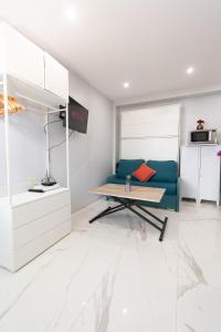 a living room with a green couch and a table at Appartement cosy A Paris RER B in Gentilly