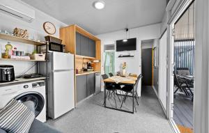 Köök või kööginurk majutusasutuses Awesome Home In Pirovac With Swimming Pool