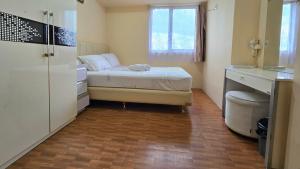Postel nebo postele na pokoji v ubytování Amazing view Apartment at Kemayoran JIEXPO -Min Stay 3 nights-