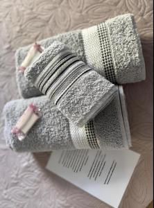 a pair of gray and white towels on a bed at Queen's Flats, flat executivo próximo à Esplanada e ao aeroporto in Brasilia