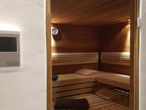 Postel nebo postele na pokoji v ubytování Cowshed with private sauna