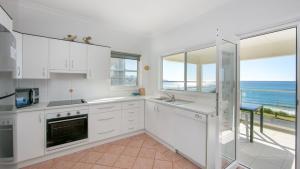 扬巴Avalon 2的海景白色厨房