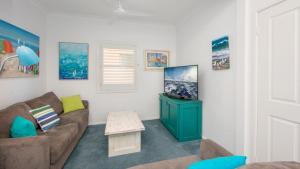 扬巴Avalon 2的客厅里有一张沙发和一台电视