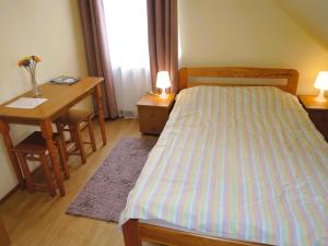Ένα ή περισσότερα κρεβάτια σε δωμάτιο στο Double room with a view of Lake Wicko, Lubin