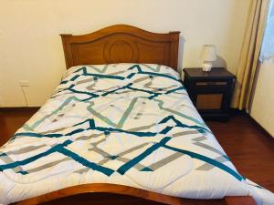 Postel nebo postele na pokoji v ubytování Deluxe Cumbaya Suite