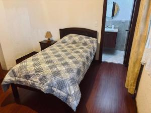 Postel nebo postele na pokoji v ubytování Deluxe Cumbaya Suite