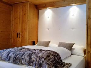 措布伦Cabin in Zöblen with swimming pool的一间带大床和大窗户的卧室