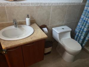 Koupelna v ubytování Deluxe Cumbaya Suite