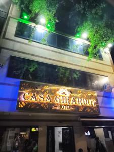 メデジンにあるHotel Casa Girardot Medellinの夜の店前看板