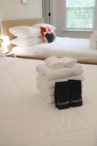 une pile de serviettes posée sur deux lits dans l'établissement Hot Tub Pool Table Fire Pit 5min to Uptown, à Charlotte