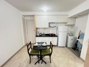 a small kitchen with a table and chairs in a room at LK Centro 9 in Belo Horizonte