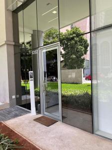 una puerta de cristal abierta de un edificio con parquímetro en LK Centro 9, en Belo Horizonte