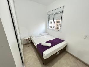 - un petit lit dans une petite chambre avec fenêtre dans l'établissement LK Centro 8, à Belo Horizonte 19 autres photos