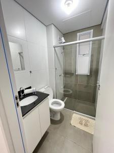 une salle de bain avec toilettes, douche et lavabo dans l'établissement LK Centro 8, à Belo Horizonte