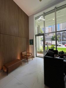 - un hall avec un canapé et une chaise dans un bâtiment dans l'établissement LK Centro 8, à Belo Horizonte