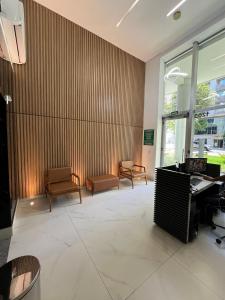 un bureau avec deux chaises et un bureau dans une chambre dans l'établissement LK Centro 8, à Belo Horizonte