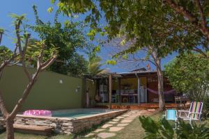 a house with a swimming pool in the yard at Conforto no Centro de Pirenópolis in Pirenópolis