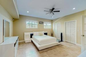 Ένα ή περισσότερα κρεβάτια σε δωμάτιο στο 2BR with patio, grill, central AC, enclosed yard