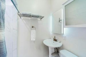 Ένα μπάνιο στο 2BR with patio, grill, central AC, enclosed yard +13 φωτογραφίες