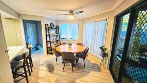 Un comedor con mesa y sillas en Hervey Bay Homestay in Urangan, en Urangan
