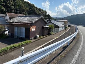 新宫市ゲストハウス みふね的路边有栅栏的房子
