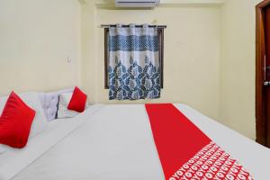ハイデラバードにあるHotel O Ruby Grand Inn Nallagandlaの白いベッド(赤い枕付) +19枚の写真