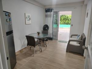 a dining room with a table and chairs and a door at EcoApartamentos Sunset Life in Providencia