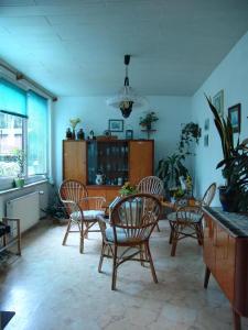 Un comedor con mesa y sillas en Uns Oellernhuus, en Ostseebad Karlshagen