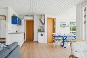 FarsøにあるHoliday Home With Stunning Viewのギャラリーの写真