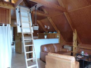 Ruang duduk di Chalet familial près de Vichy, terrasse, animaux acceptés - FR-1-489-274 +12 gambar