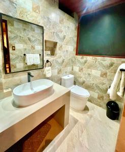 Ένα μπάνιο στο Green Paradise Bungalows