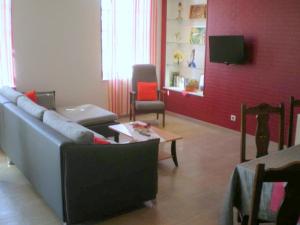 Televízia a/alebo spoločenská miestnosť v ubytovaní Maison de campagne avec SPA, jeux et espace bien-être, idéale pour familles et groupes jusqu'à 8 pers. - FR-1-489-442