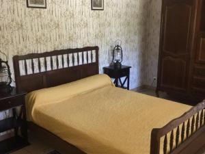 Katil atau katil-katil dalam bilik di Maison en Sologne avec jardin, pêche, équipements de loisirs, proche des châteaux et ZooParc de Beauval. - FR-1-491-362