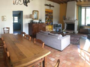 Ruang duduk di Maison en Sologne avec jardin, pêche, équipements de loisirs, proche des châteaux et ZooParc de Beauval. - FR-1-491-362