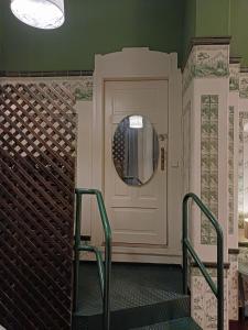 une pièce avec une porte avec un miroir et deux chaises dans l'établissement Müller's 2 Apartment - Self Check In, à Zwickau